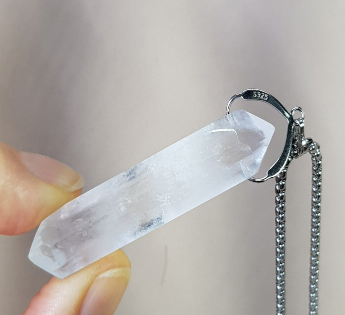 백수정 더블포인트 펜던트