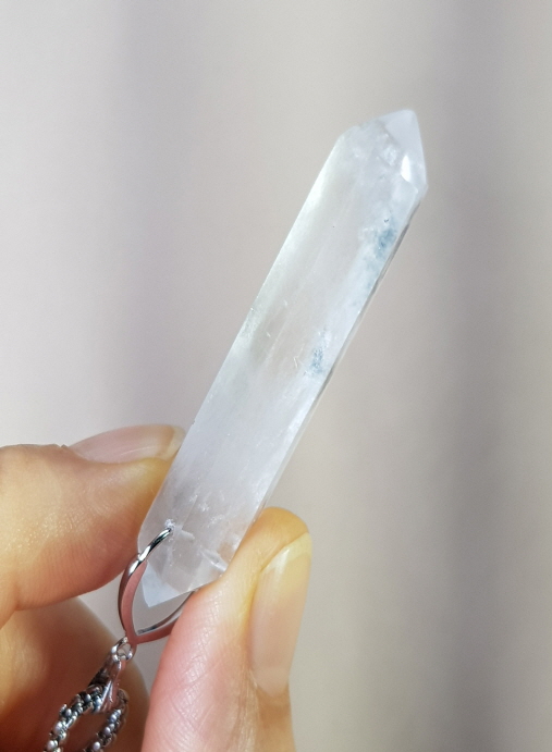 백수정 더블포인트 펜던트