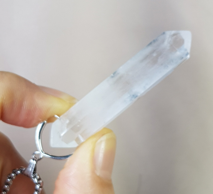 백수정 더블포인트 펜던트