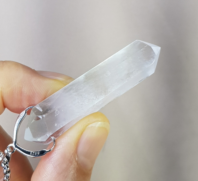 백수정 더블포인트 펜던트