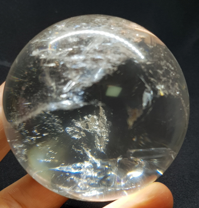 투명도 좋은 무지개 백수정 63mm구