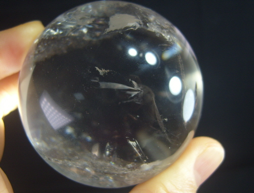 투명도 좋은 무지개 백수정 63mm구