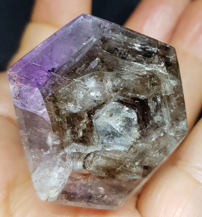 균열 스모키 아메시스트 육각주