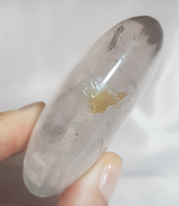 살짝 황수정 기운이 들어있는 백수정