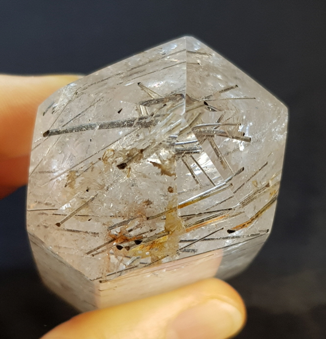 투르말리네이티드 육각주