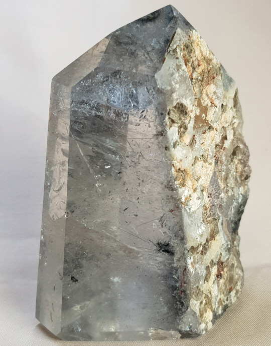 투르말리네이티드와운모형성원석