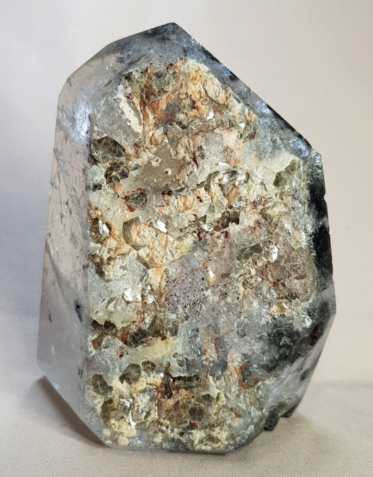 투르말리네이티드와운모형성원석