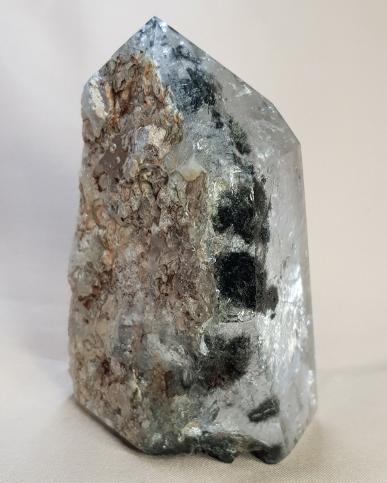 투르말리네이티드와운모형성원석